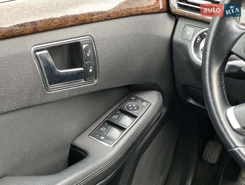 Седан Mercedes-Benz E-Class 2011 в Львове