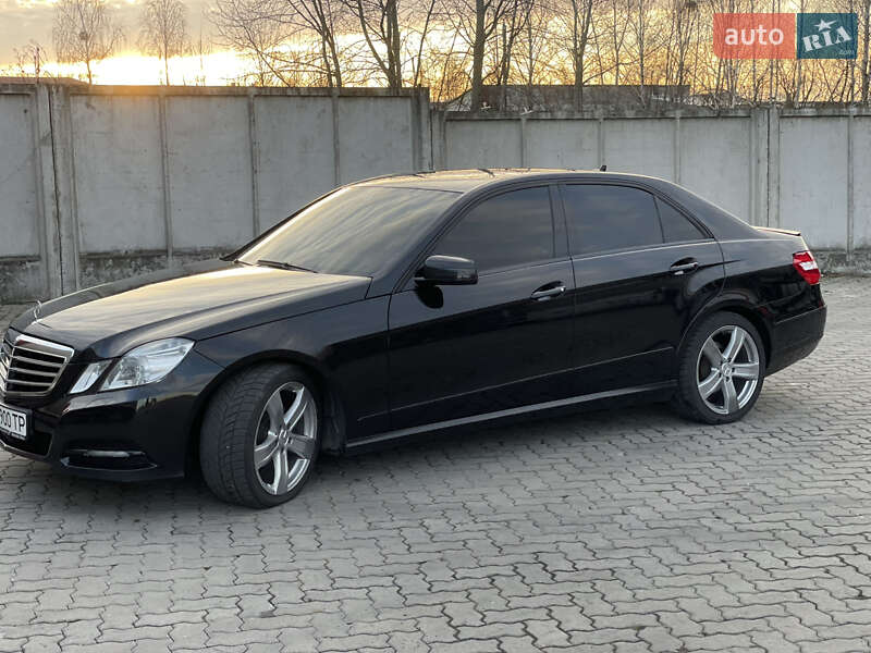 Седан Mercedes-Benz E-Class 2012 в Сарнах