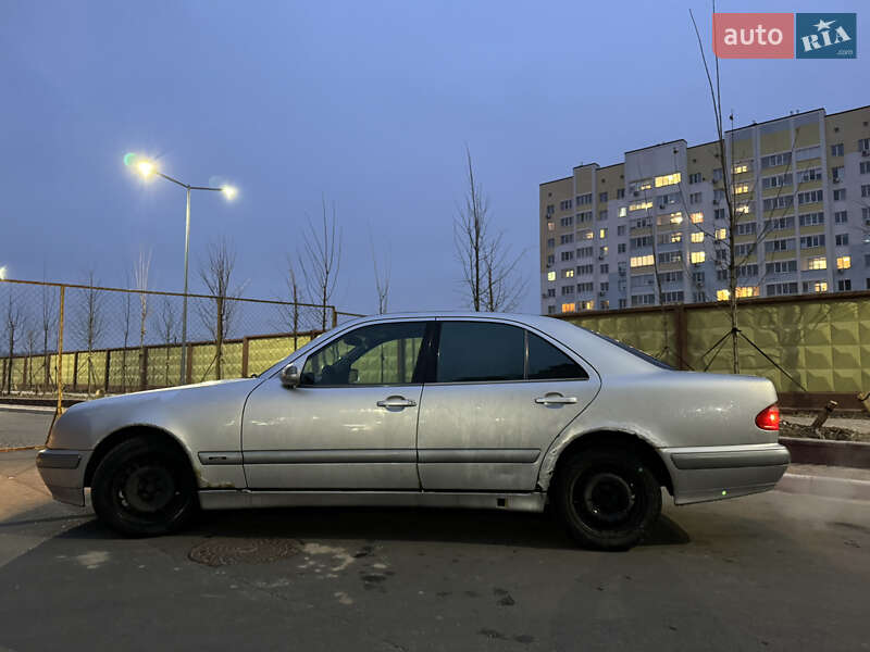 Седан Mercedes-Benz E-Class 2001 в Софіївській Борщагівці