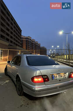 Седан Mercedes-Benz E-Class 2001 в 