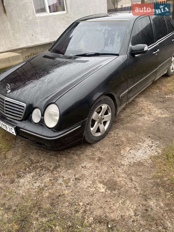 Седан Mercedes-Benz E-Class 2000 в Сарнах