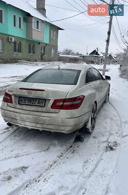 Купе Mercedes-Benz E-Class 2011 в 