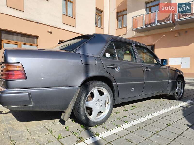 Седан Mercedes-Benz E-Class 1989 в Киеве