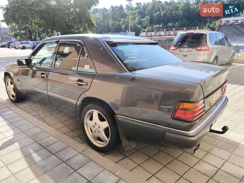 Седан Mercedes-Benz E-Class 1989 в Киеве
