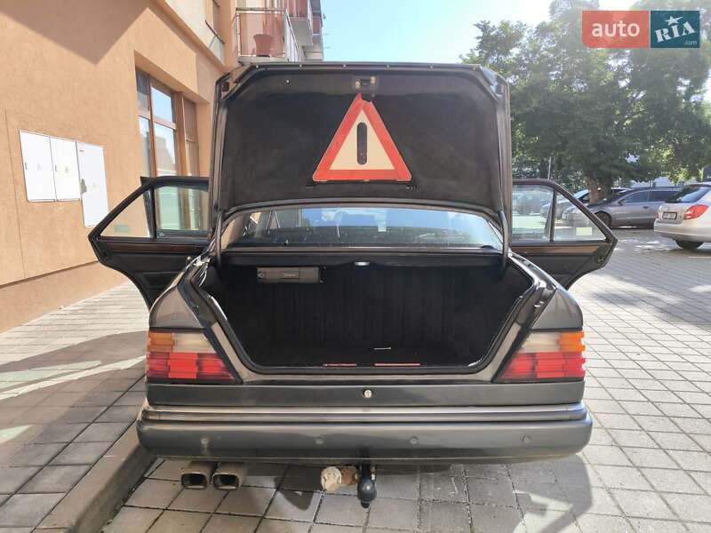 Седан Mercedes-Benz E-Class 1989 в Киеве