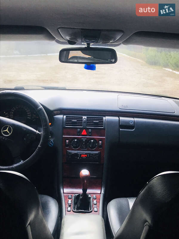 Седан Mercedes-Benz E-Class 2001 в Владимирце