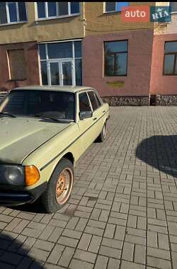 Седан Mercedes-Benz E-Class 1982 в 