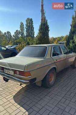 Седан Mercedes-Benz E-Class 1982 в 