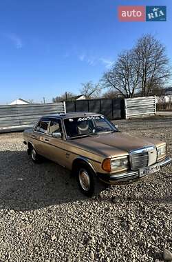 Седан Mercedes-Benz E-Class 1985 в Городенці