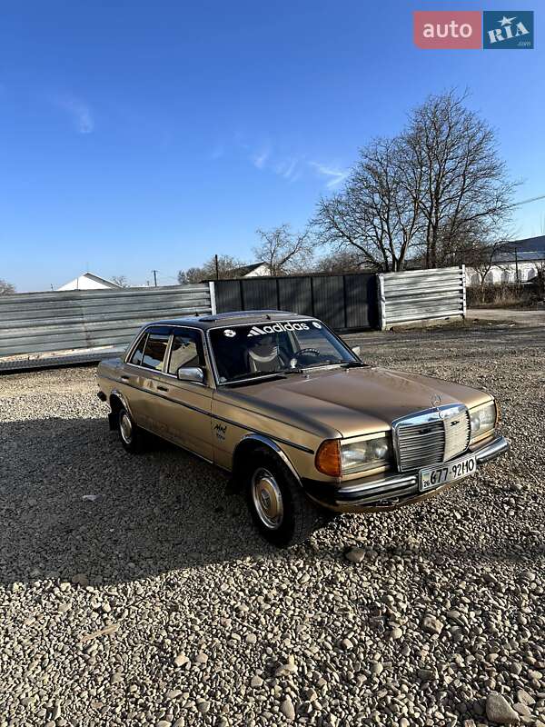 Седан Mercedes-Benz E-Class 1985 в 