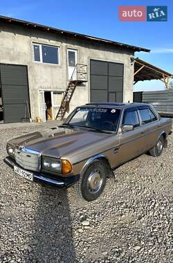 Седан Mercedes-Benz E-Class 1985 в 