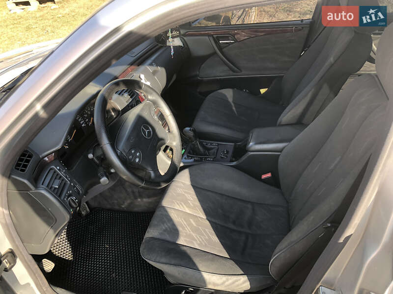Седан Mercedes-Benz E-Class 2001 в Львові