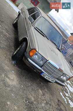 Седан Mercedes-Benz E-Class 1980 в Бродах