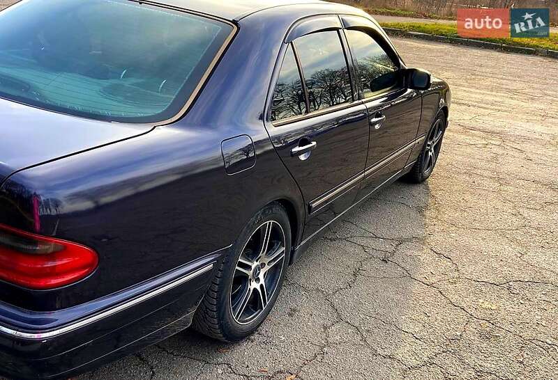 Седан Mercedes-Benz E-Class 2001 в Владимире