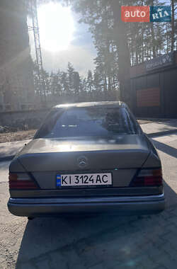Седан Mercedes-Benz E-Class 1990 в 