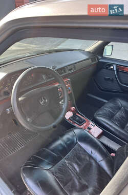 Седан Mercedes-Benz E-Class 1990 в 
