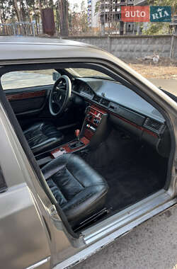 Седан Mercedes-Benz E-Class 1990 в 