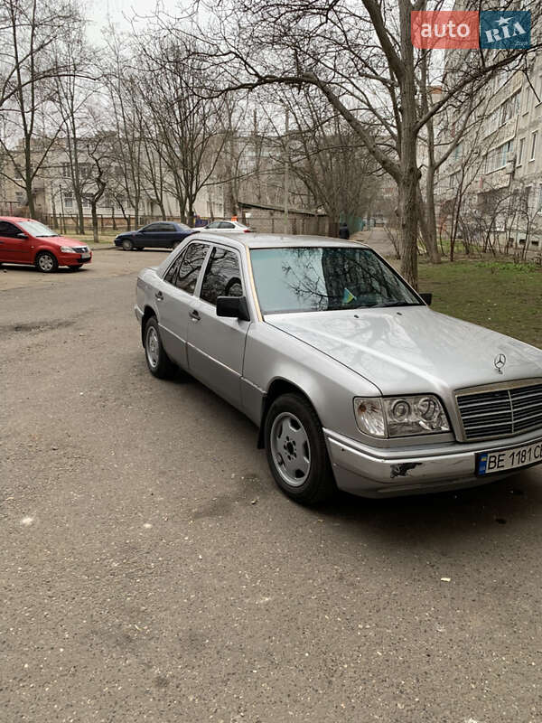 Седан Mercedes-Benz E-Class 1993 в Николаеве