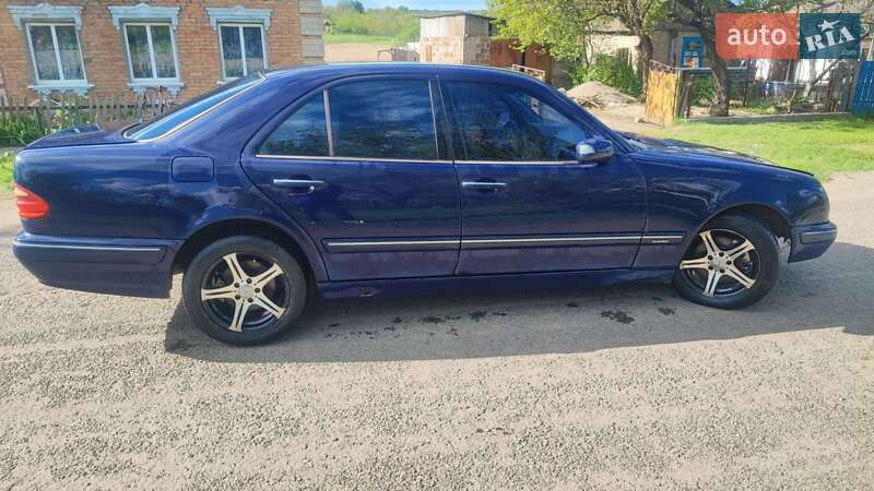 Седан Mercedes-Benz E-Class 2000 в Новоивановци
