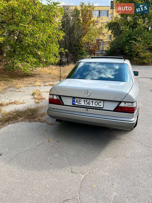 Седан Mercedes-Benz E-Class 1989 в Днепре