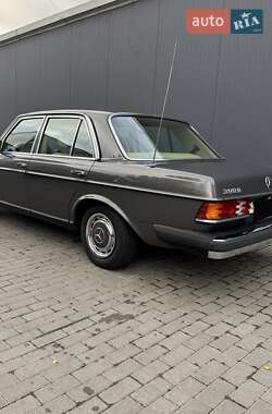 Седан Mercedes-Benz E-Class 1986 в 