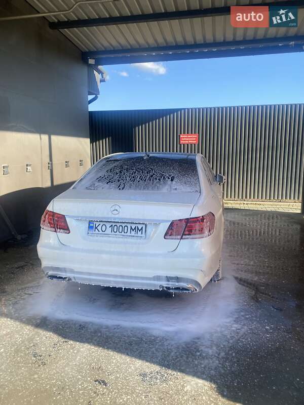 Седан Mercedes-Benz E-Class 2012 в Иршаве