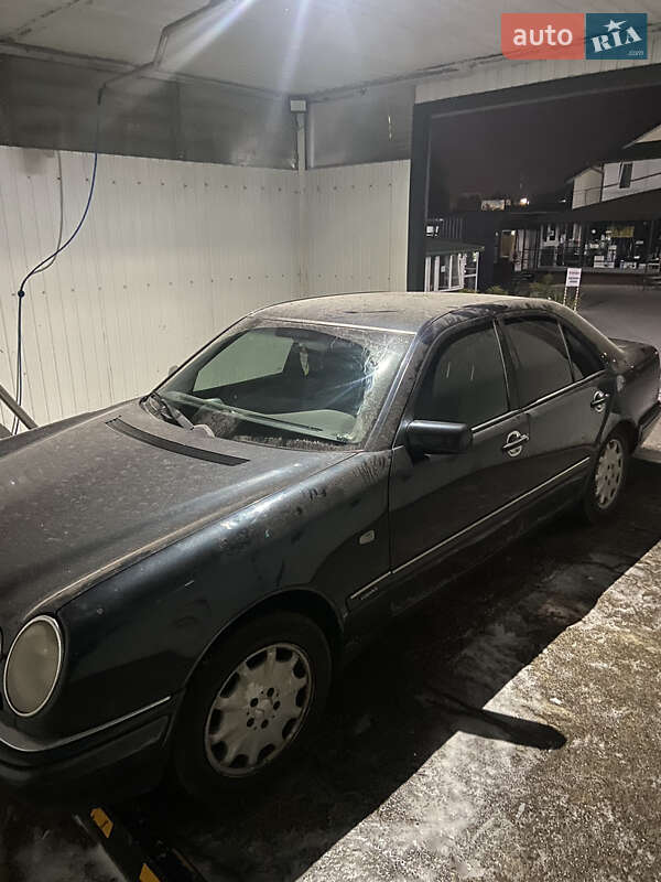 Седан Mercedes-Benz E-Class 1998 в Львове