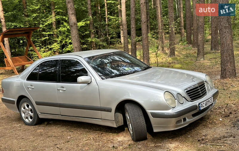 Седан Mercedes-Benz E-Class 2000 в 