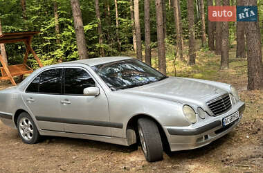 Седан Mercedes-Benz E-Class 2000 в 