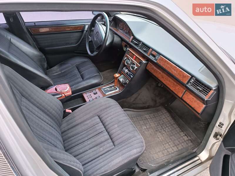 Mercedes-Benz E-Class 1993