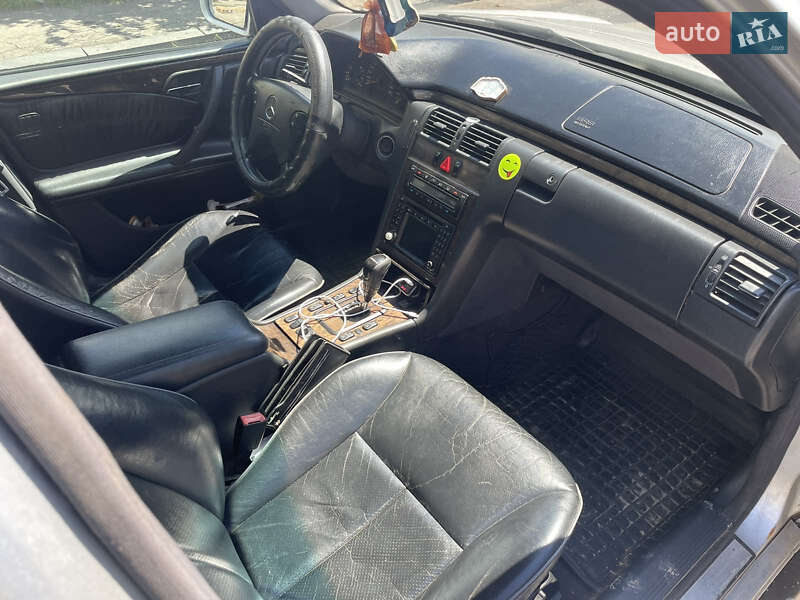 Седан Mercedes-Benz E-Class 2000 в Ровно
