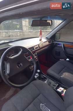 Седан Mercedes-Benz E-Class 1992 в 