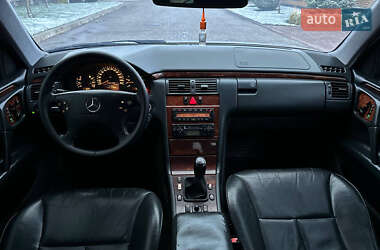 Седан Mercedes-Benz E-Class 2000 в 