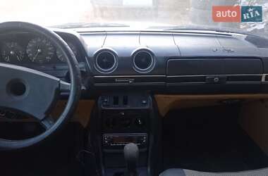 Седан Mercedes-Benz E-Class 1980 в 