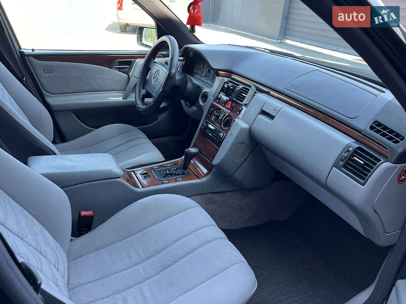 Седан Mercedes-Benz E-Class 1998 в Киеве