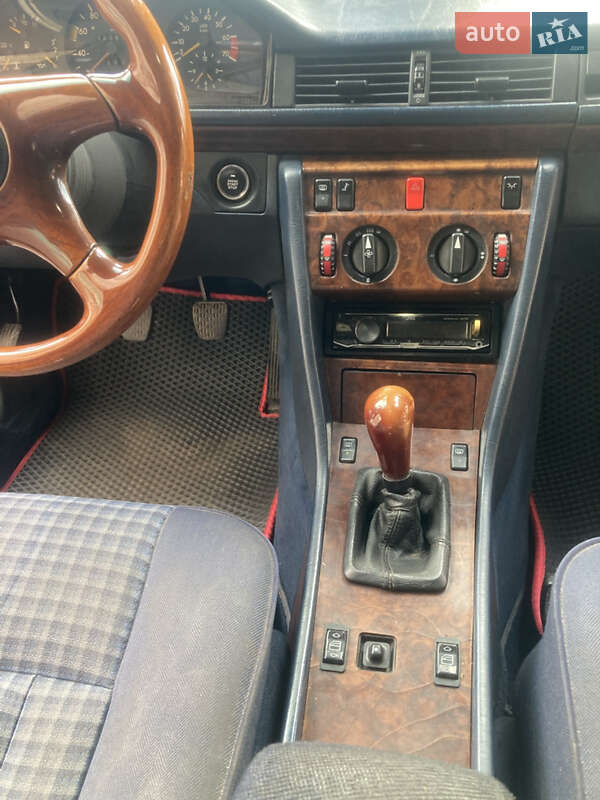 Седан Mercedes-Benz E-Class 1987 в Кривом Роге