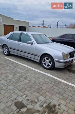 Седан Mercedes-Benz E-Class 2000 в 