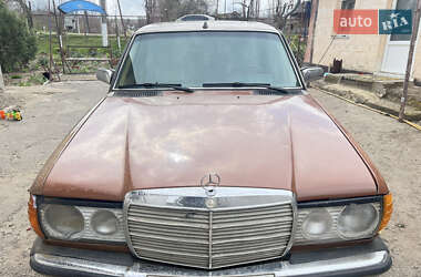 Седан Mercedes-Benz E-Class 1980 в 