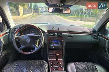 Седан Mercedes-Benz E-Class 2000 в 