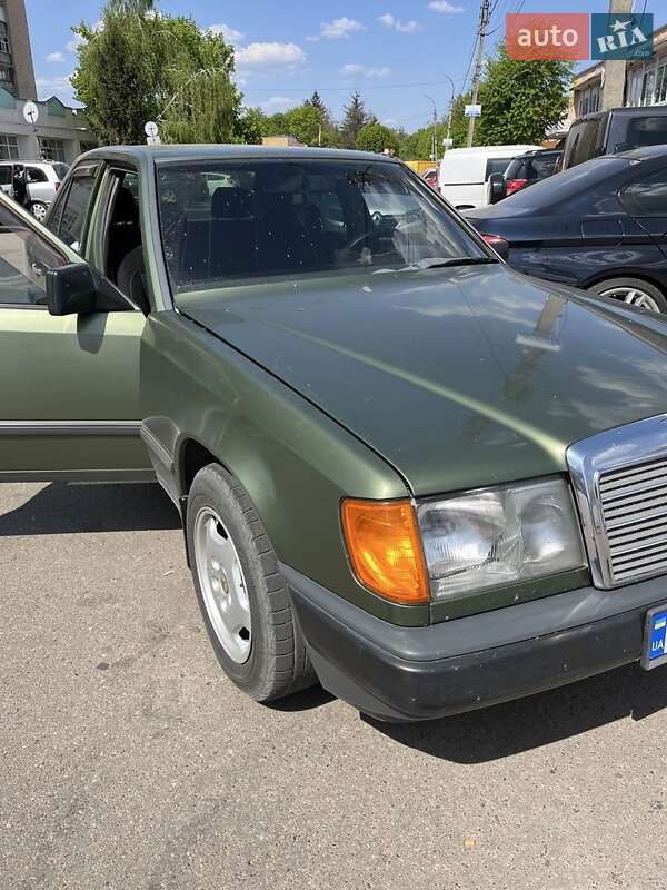 Седан Mercedes-Benz E-Class 1986 в Смілі