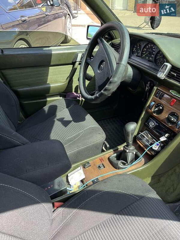 Седан Mercedes-Benz E-Class 1986 в Смілі