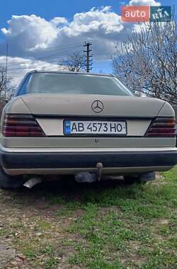 Седан Mercedes-Benz E-Class 1985 в 