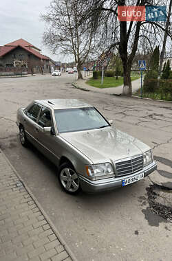 Седан Mercedes-Benz E-Class 1992 в 