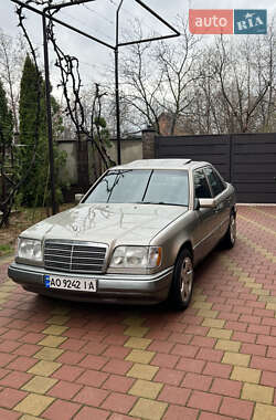 Седан Mercedes-Benz E-Class 1992 в 