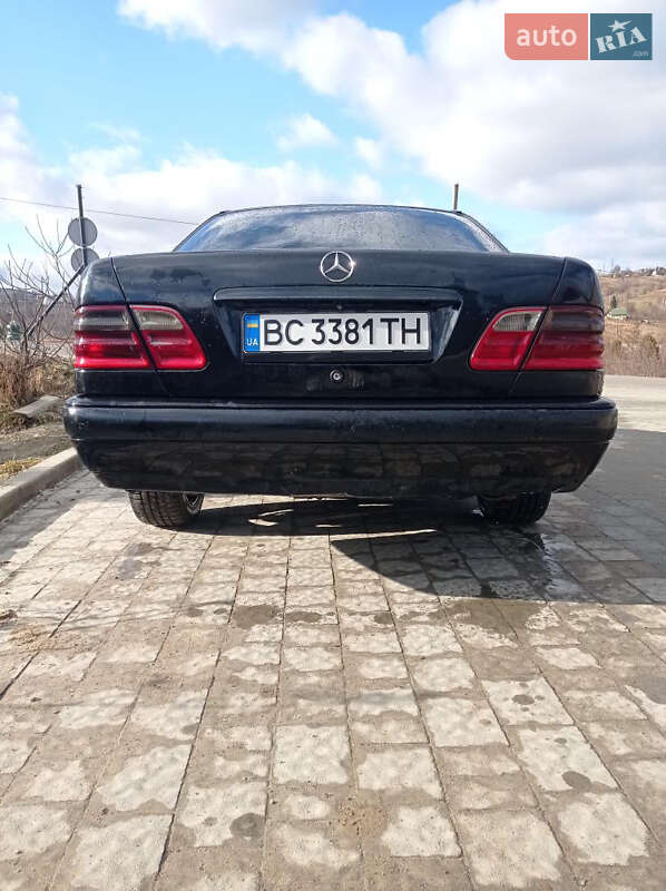 Седан Mercedes-Benz E-Class 2001 в Турці