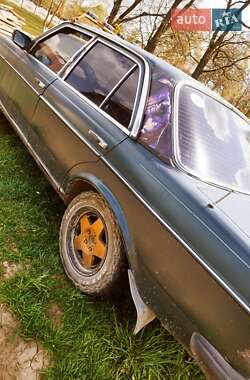 Седан Mercedes-Benz E-Class 1980 в 