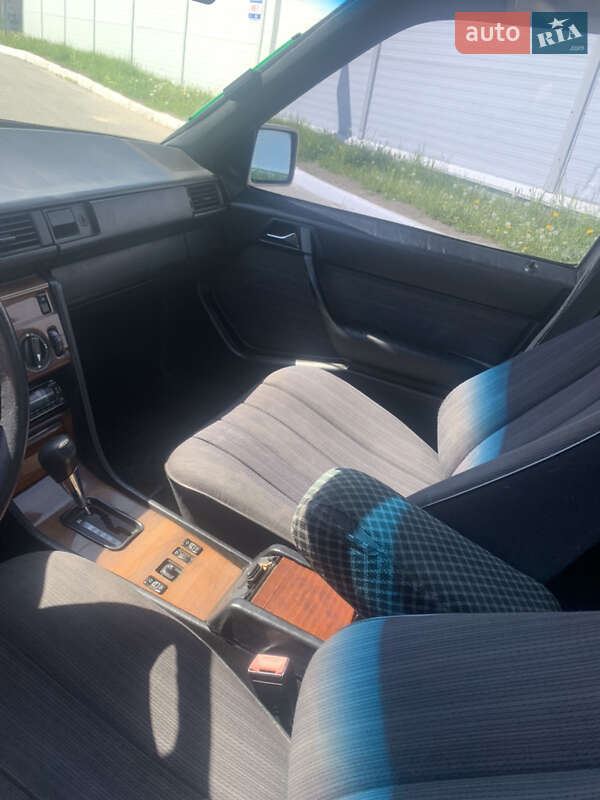 Седан Mercedes-Benz E-Class 1987 в Львові
