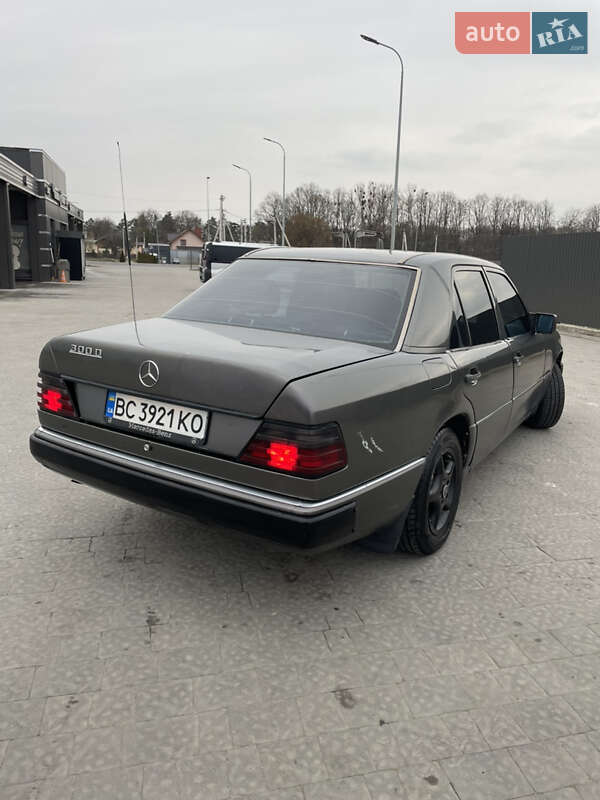 Седан Mercedes-Benz E-Class 1992 в Львове
