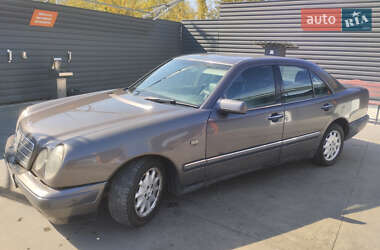 Седан Mercedes-Benz E-Class 1995 в 