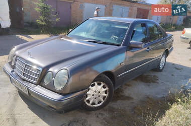 Седан Mercedes-Benz E-Class 1995 в 